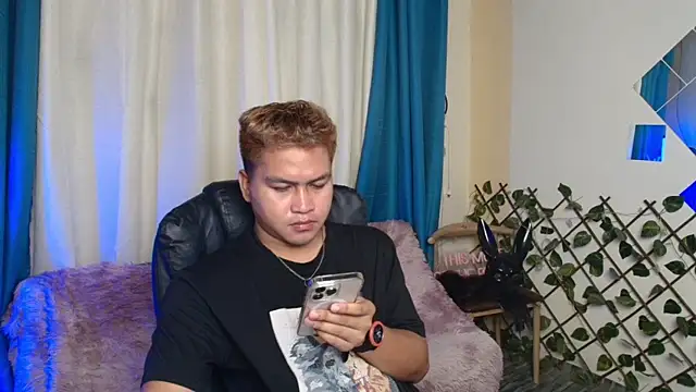 Snapshot of Asian_jayeel chatting on June 6, 12:38 am Asian jayeel online show from June 6, 12:38 am