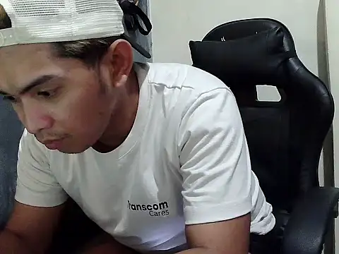 Snapshot of riley_cum chatting on April 3, 8:34 am riley cum online show from April 3, 8:34 am