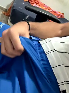 Snapshot of aavrdvh33 chatting on September 30, 6:57 pm aavrdvh33 online show from September 30, 6:57 pm