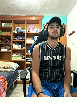 Snapshot of aavrdvh33 chatting on October 6, 9:45 pm aavrdvh33 online show from October 6, 9:45 pm