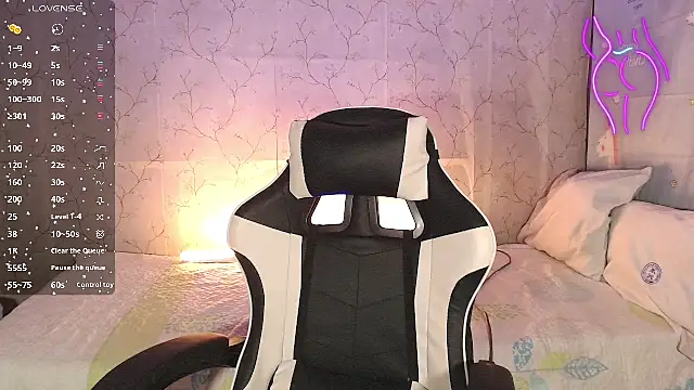 Snapshot of TssluttyNikka chatting on March 29, 8:20 pm TssluttyNikka online show from March 29, 8:20 pm