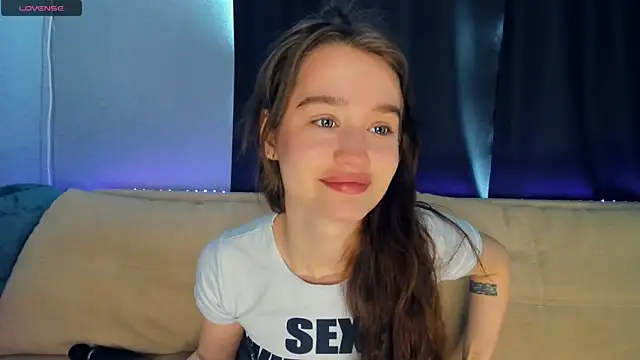 Snapshot of lovelyalivia chatting on March 27, 8:20 am lovelyalivia online show from March 27, 8:20 am