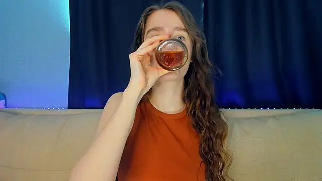 lovelyalivia online show from May 5, 8:22 am