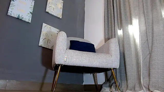 Snapshot of emily_ox0 chatting on February 13, 6:15 pm emily ox0 online show from February 13, 6:15 pm