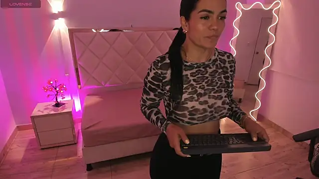 Rosalind tay online show from April 4, 11:18 am