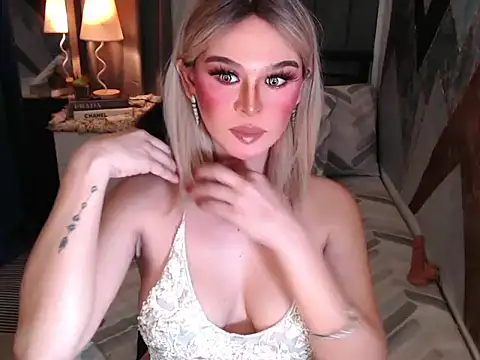 Snapshot of superhotangelxx chatting on April 18, 12:14 am superhotangelxx online show from April 18, 12:14 am