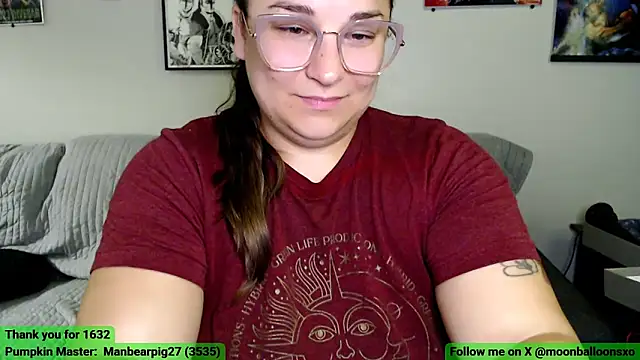 Snapshot of MoonBalloons chatting on October 12, 2:32 am MoonBalloons online show from October 12, 2:32 am