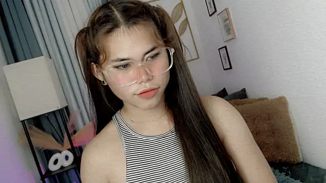 PrettyBlythes TS online show from April 7, 12:55 am