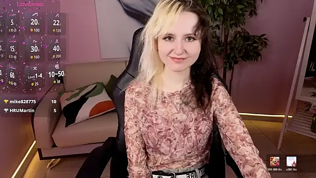 Snapshot of girl_next_doorr chatting on May 17, 1:18 pm girl next doorr online show from May 17, 1:18 pm