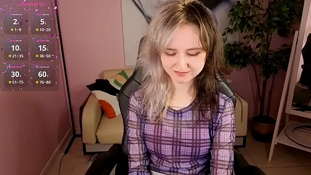 Snapshot of girl_next_doorr chatting on June 6, 1:05 pm girl next doorr online show from June 6, 1:05 pm