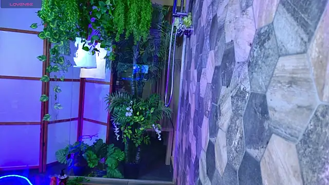 Snapshot of Queen_Michelle_ chatting on May 1, 11:20 pm Queen Michelle online show from May 1, 11:20 pm