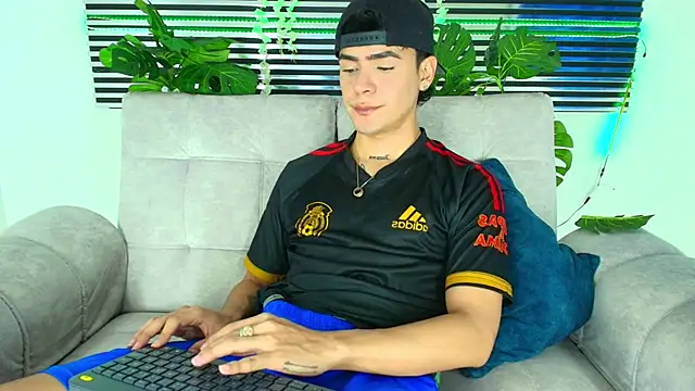 CamiiGuzmanX online show from February 2, 8:07 pm