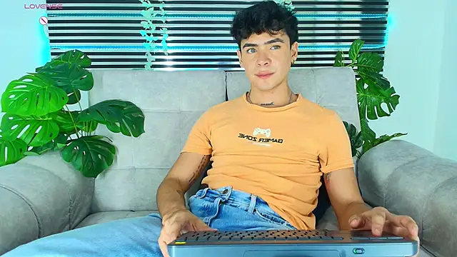 CamiiGuzmanX online show from April 18, 9:37 pm