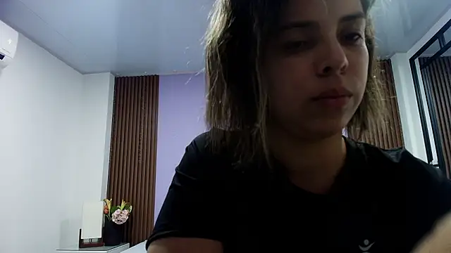Snapshot of gisell_gomez chatting on February 18, 7:43 pm gisell gomez online show from February 18, 7:43 pm