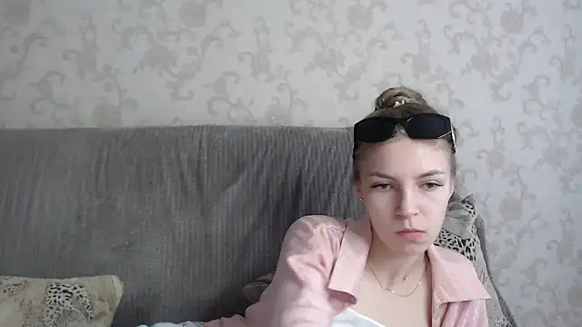 Snapshot of HitGyrl chatting on May 28, 1:03 am HitGyrl online show from May 28, 1:03 am