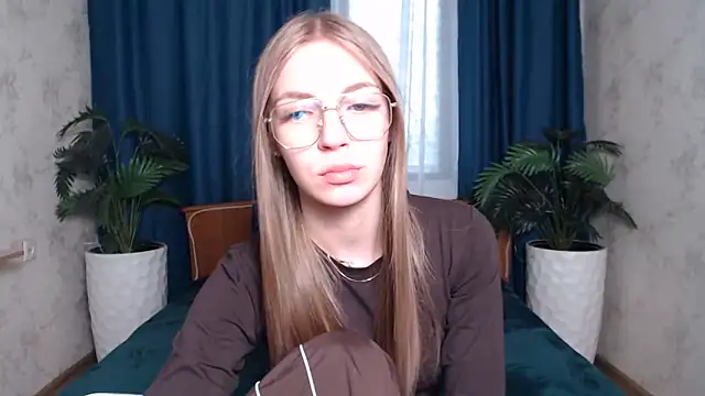 Snapshot of HitGyrl chatting on May 31, 8:32 am HitGyrl online show from May 31, 8:32 am