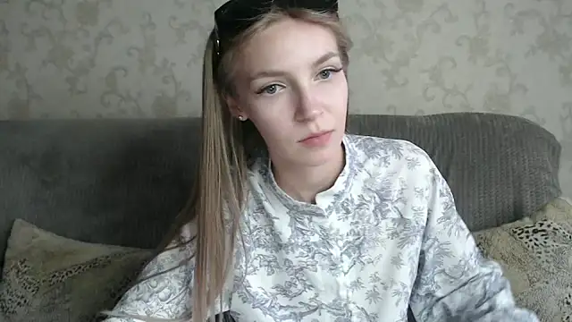 Snapshot of HitGyrl chatting on June 3, 2:33 pm HitGyrl online show from June 3, 2:33 pm