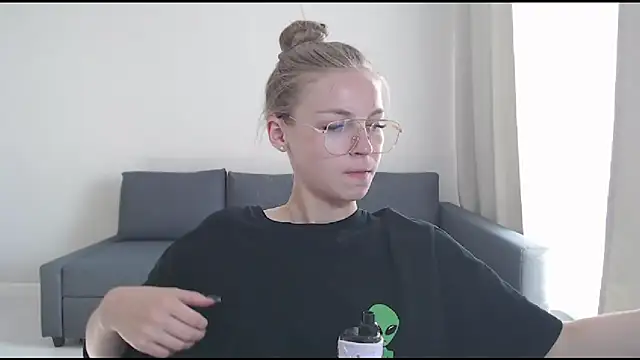 HitGyrl online show from July 9, 1:31 am