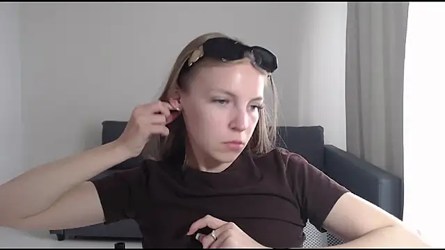 HitGyrl online show from July 10, 6:50 am