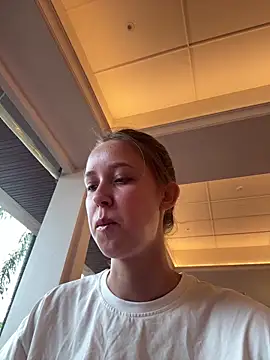 Snapshot of ElliRose chatting on October 22, 1:39 am ElliRose online show from October 22, 1:39 am