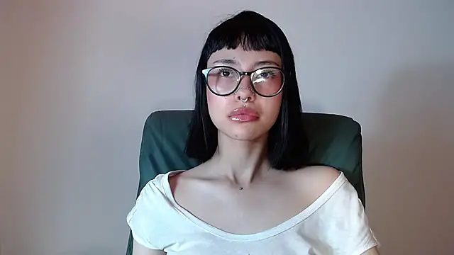 Snapshot of _mavis2 chatting on October 8, 8:28 pm mavis2 online show from October 8, 8:28 pm