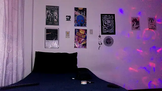 Snapshot of plutonbluemooon333 chatting on December 17, 2:06 am plutonbluemooon333 online show from December 17, 2:06 am