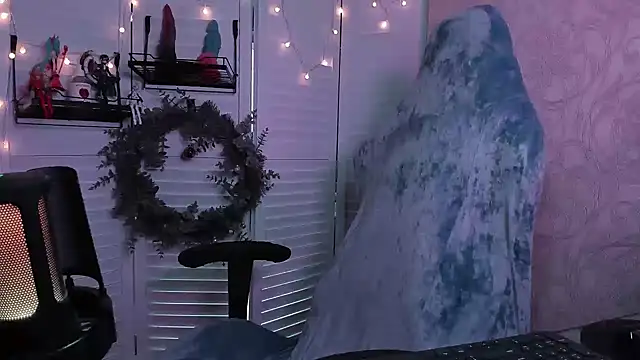 aestheticbeing online show from December 15, 12:09 pm