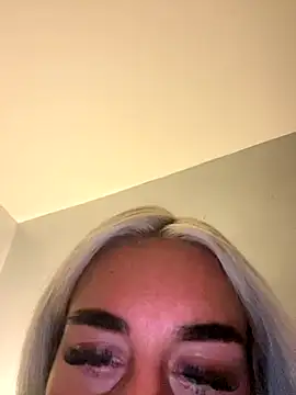 Snapshot of EllieMaeBaby chatting on September 12, 12:00 am EllieMaeBaby online show from September 12, 12:00 am