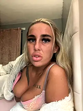 Snapshot of EllieMaeBaby chatting on September 20, 8:43 pm EllieMaeBaby online show from September 20, 8:43 pm