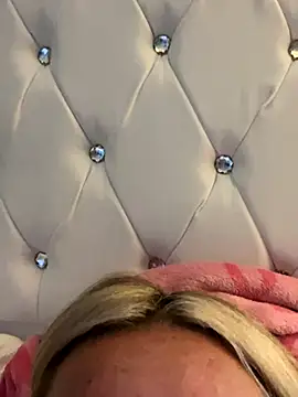 Snapshot of EllieMaeBaby chatting on October 3, 2:58 pm EllieMaeBaby online show from October 3, 2:58 pm