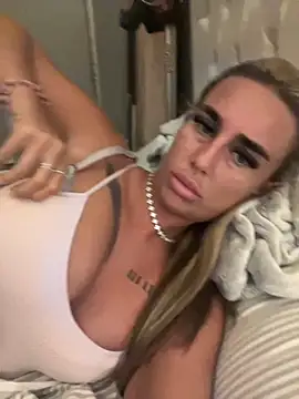 Snapshot of EllieMaeBaby chatting on October 15, 8:53 pm EllieMaeBaby online show from October 15, 8:53 pm