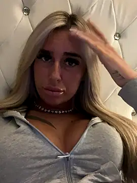 Snapshot of EllieMaeBaby chatting on October 26, 6:36 pm EllieMaeBaby online show from October 26, 6:36 pm