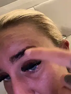 Snapshot of EllieMaeBaby chatting on November 14, 9:46 pm EllieMaeBaby online show from November 14, 9:46 pm