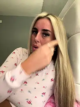 Snapshot of EllieMaeBaby chatting on December 3, 10:19 pm EllieMaeBaby online show from December 3, 10:19 pm