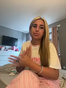 Snapshot of EllieMaeBaby chatting on December 5, 1:20 pm EllieMaeBaby online show from December 5, 1:20 pm