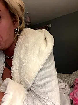 Snapshot of EllieMaeBaby chatting on January 15, 12:59 am EllieMaeBaby online show from January 15, 12:59 am