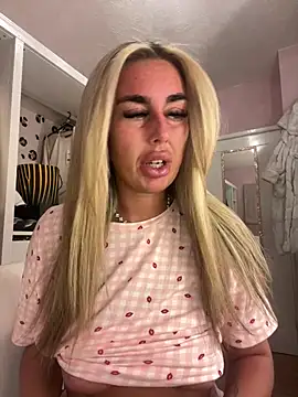 Snapshot of EllieMaeBaby chatting on January 17, 10:57 pm EllieMaeBaby online show from January 17, 10:57 pm