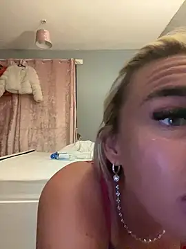 Snapshot of EllieMaeBaby chatting on February 6, 11:08 pm EllieMaeBaby online show from February 6, 11:08 pm