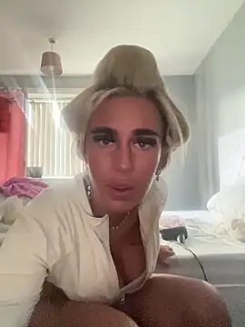 Snapshot of EllieMaeBaby chatting on February 8, 2:31 pm EllieMaeBaby online show from February 8, 2:31 pm