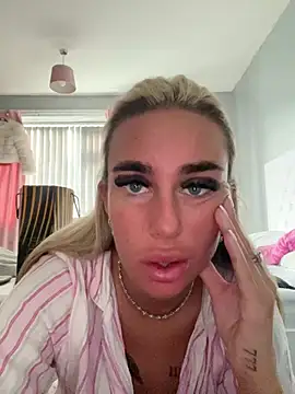 Snapshot of EllieMaeBaby chatting on February 12, 11:05 am EllieMaeBaby online show from February 12, 11:05 am