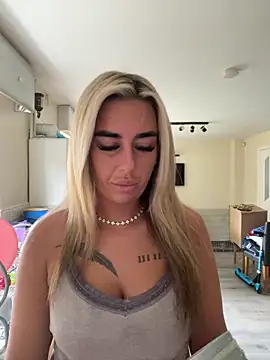 Snapshot of EllieMaeBaby chatting on February 27, 1:55 pm EllieMaeBaby online show from February 27, 1:55 pm