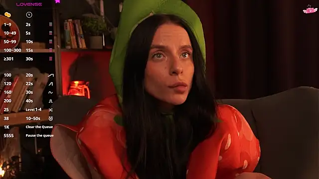 Snapshot of livia_starwars chatting on October 30, 9:26 pm livia starwars online show from October 30, 9:26 pm