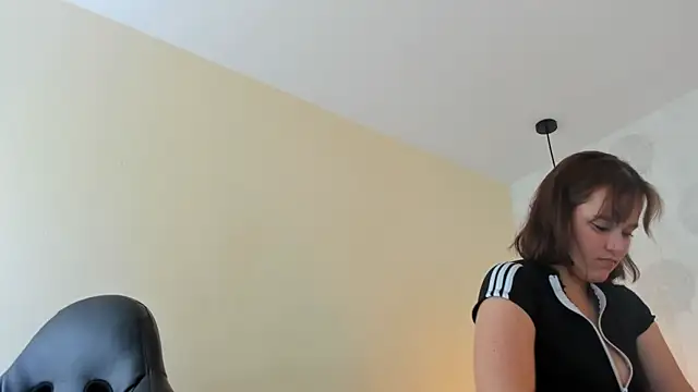 Snapshot of GIANAMILLER6 chatting on June 27, 12:10 pm GIANAMILLER6 online show from June 27, 12:10 pm