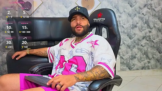 Snapshot of Apolo_rousse1 chatting on February 4, 11:42 pm Apolo rousse1 online show from February 4, 11:42 pm