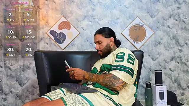 Snapshot of Apolo_rousse1 chatting on February 6, 8:56 pm Apolo rousse1 online show from February 6, 8:56 pm