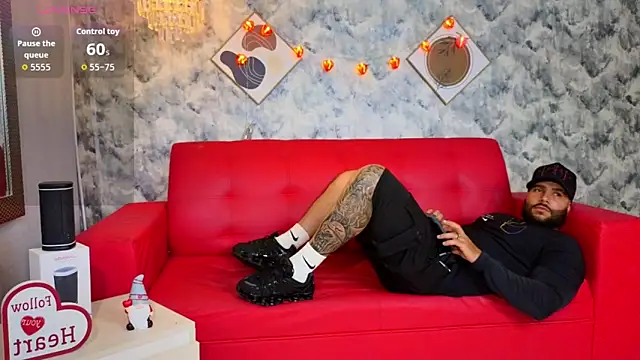 Snapshot of Apolo_rousse1 chatting on February 9, 10:03 pm Apolo rousse1 online show from February 9, 10:03 pm