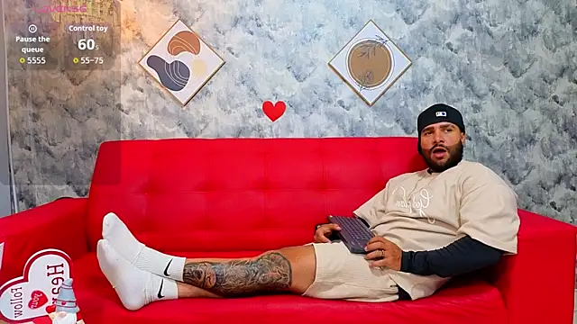 Snapshot of Apolo_rousse1 chatting on February 17, 9:10 pm Apolo rousse1 online show from February 17, 9:10 pm