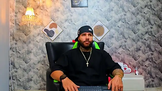 Snapshot of Apolo_rousse1 chatting on February 20, 9:37 pm Apolo rousse1 online show from February 20, 9:37 pm