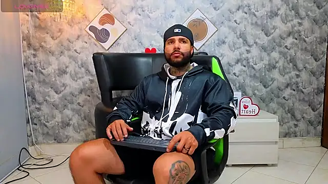 Snapshot of Apolo_rousse1 chatting on February 24, 10:52 pm Apolo rousse1 online show from February 24, 10:52 pm