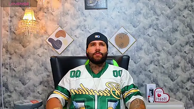 Snapshot of Apolo_rousse1 chatting on February 25, 10:19 pm Apolo rousse1 online show from February 25, 10:19 pm